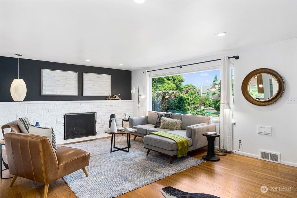 Photo of 823 W Cremona Street, Seattle, WA 98119 (MLS # 2160733)