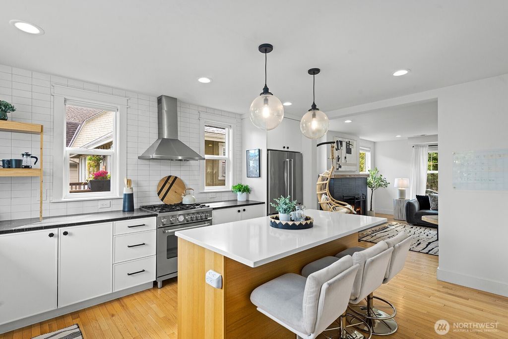 Photo of 326 22nd Avenue E, Seattle, WA 98112 (MLS # 2426923)