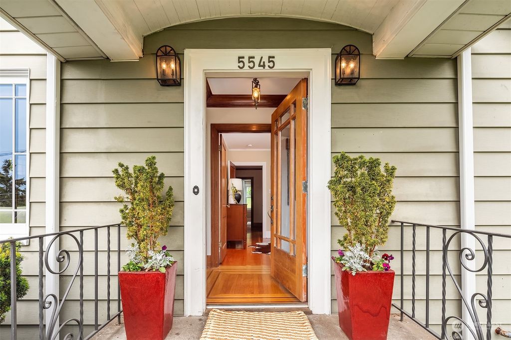 Photo of 5545 36th Avenue NE, Seattle, WA 98105 (MLS # 2243202)