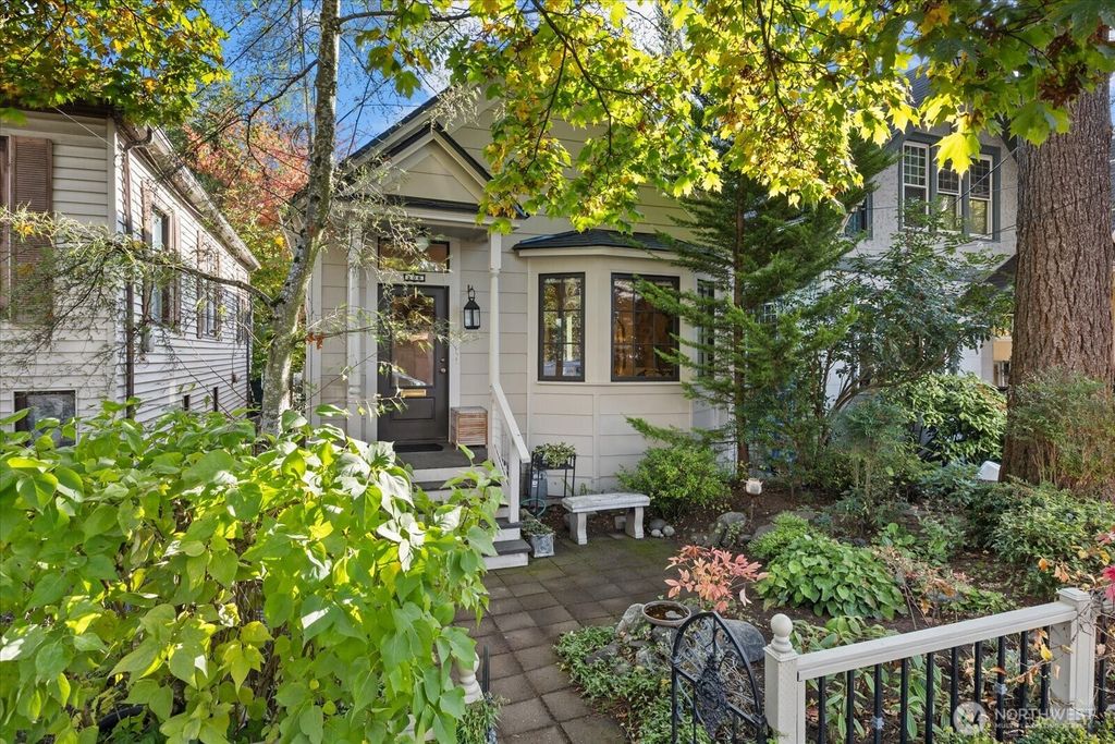 Photo of 206 25th Avenue S, Seattle, WA 98144 (MLS # 2447584)