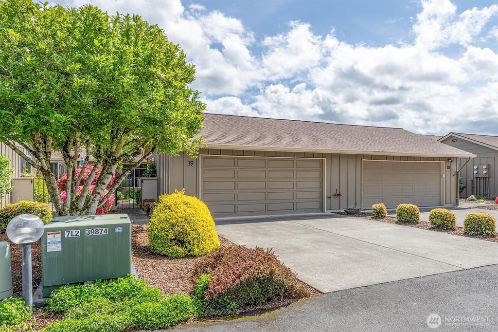Photo of 605 Peardale Lane #19, Longview, WA 98632 (MLS # 2518552)