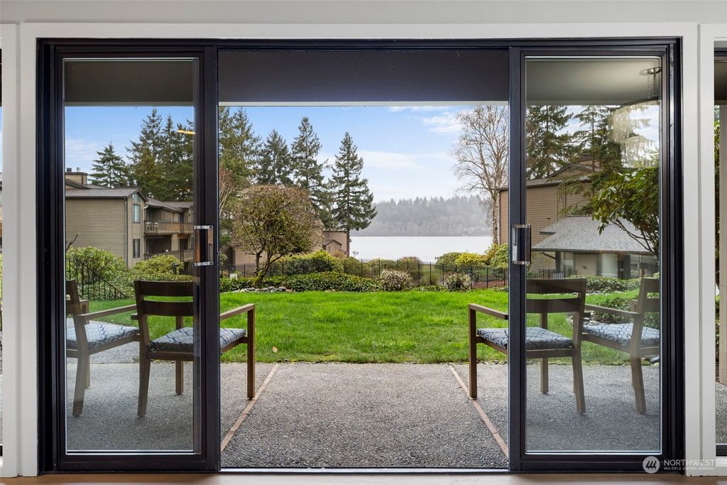 Photo of 17450 NE 40Th PL #E-1, Redmond, WA 98052 (MLS # 2206351)