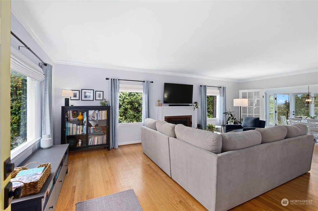 Photo of 9116 15th Avenue NE, Seattle, WA 98115 (MLS # 2276964)