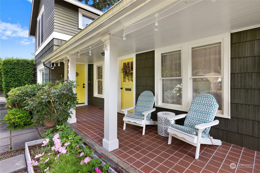 Photo of 9116 15th Avenue NE, Seattle, WA 98115 (MLS # 2276964)