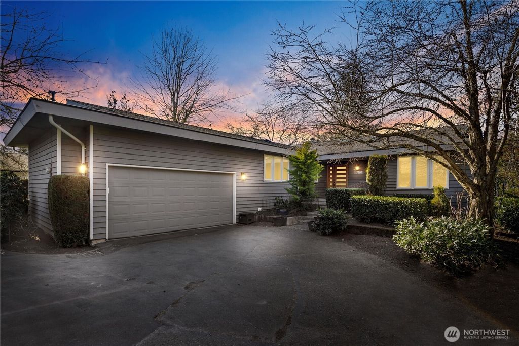 Photo of 17989 Riviera Place SW, Normandy Park, WA 98166 (MLS # 2333508)