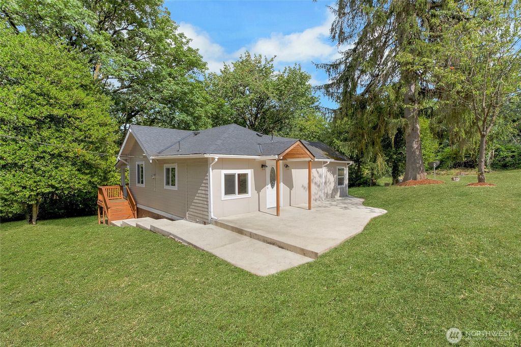 Photo of 4627 S 140th Street, Tukwila, WA 98168 (MLS # 2392862)