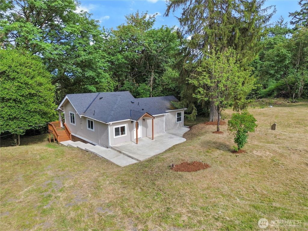 Photo of 4627 S 140th Street, Tukwila, WA 98168 (MLS # 2392862)