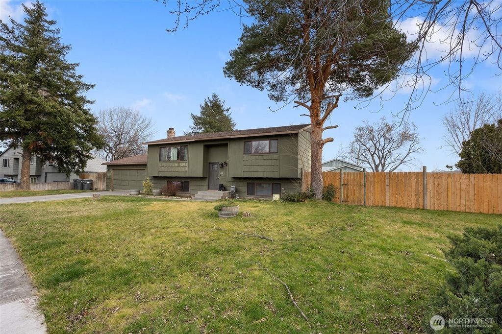 Photo of 520 N Conway Place, Kennewick, WA 99336 (MLS # 2479965)