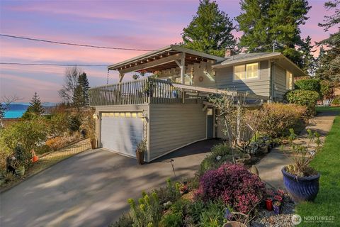 Photo of 2424 SW 152nd Street, Burien, WA 98166 (MLS # 2474634)