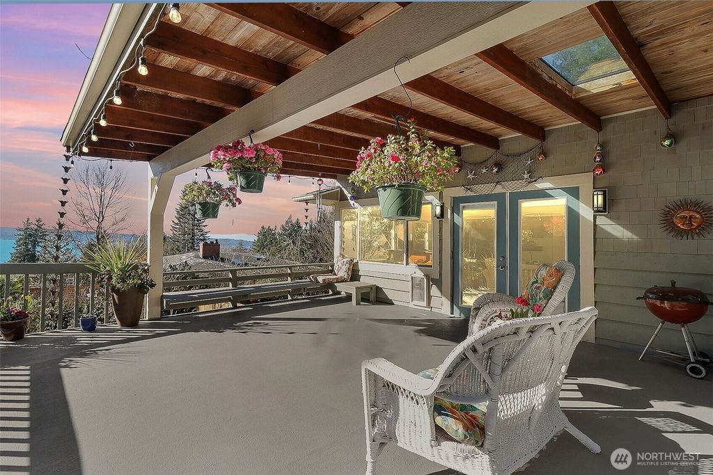 Photo of 2424 SW 152nd Street, Burien, WA 98166 (MLS # 2474634)