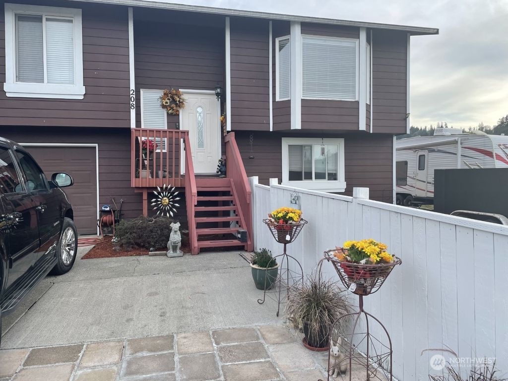 Photo of 208 9th Avenue N, Algona, WA 98001 (MLS # 1997526)