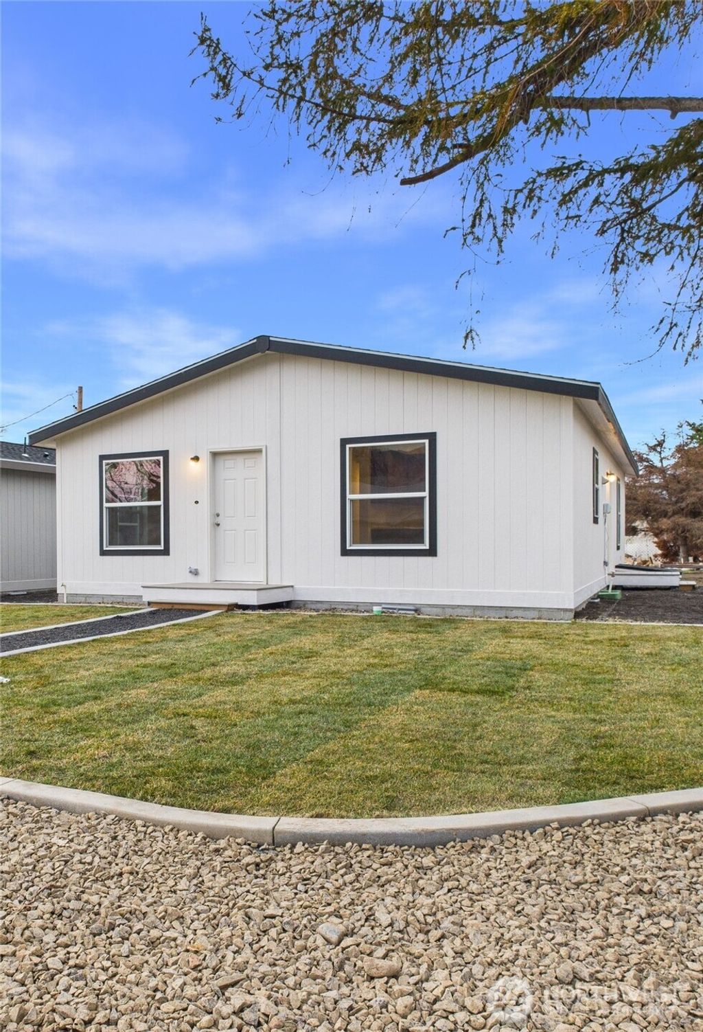 Photo of 19 B S Garden Avenue, Rock Island, WA 98850 (MLS # 2477986)