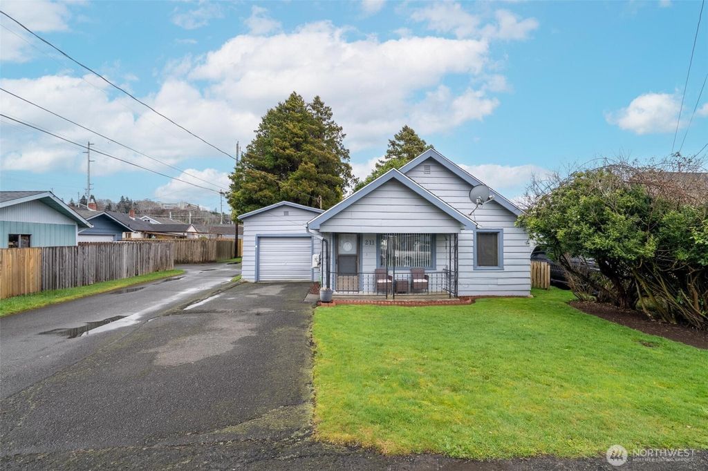 Photo of 211 30th St St, Hoquiam, WA 98550 (MLS # 2486183)
