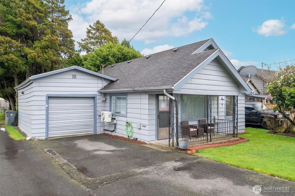 Photo of 211 30th St St, Hoquiam, WA 98550 (MLS # 2486183)