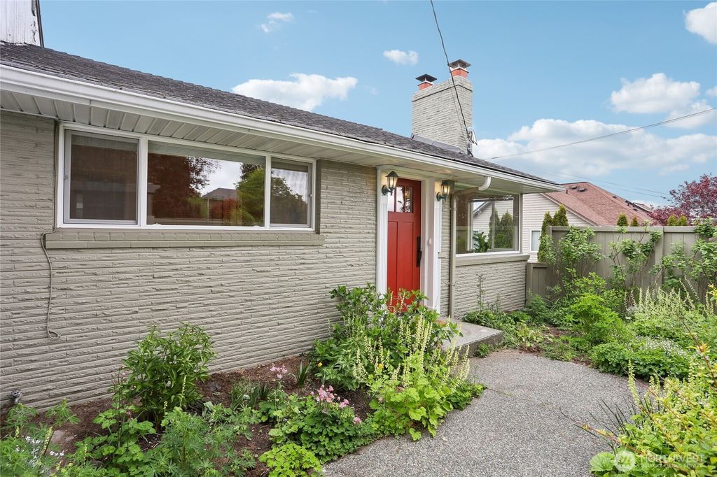 Photo of 2316 W Dravus Street, Seattle, WA 98199 (MLS # 2366692)