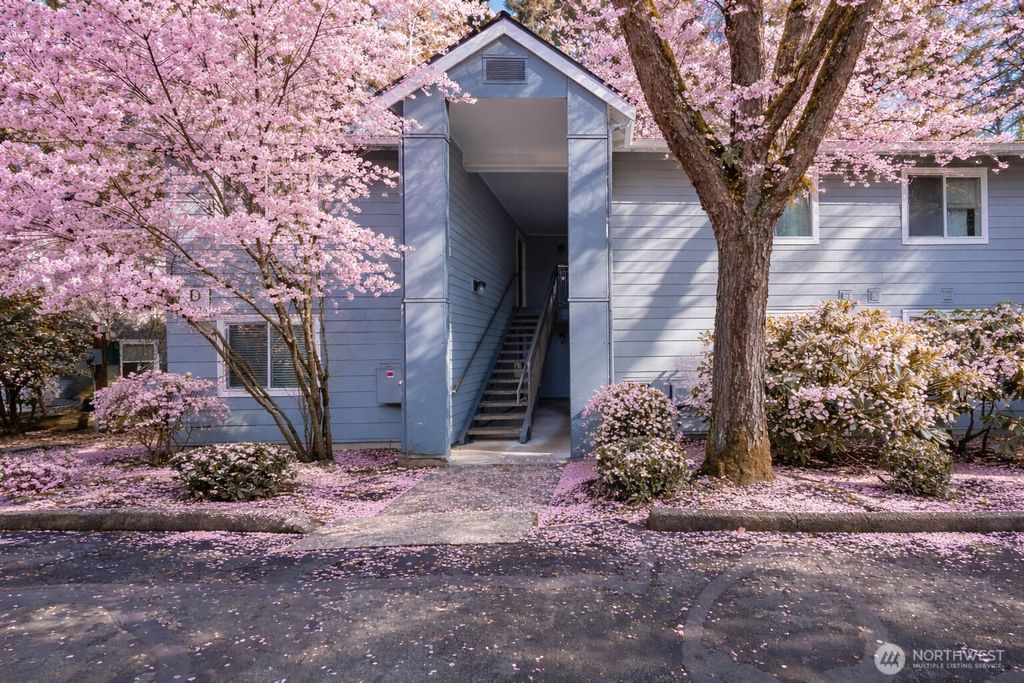 Photo of 10026 NE 127th Place Pl #D117, Kirkland, WA 98034 (MLS # 2499227)