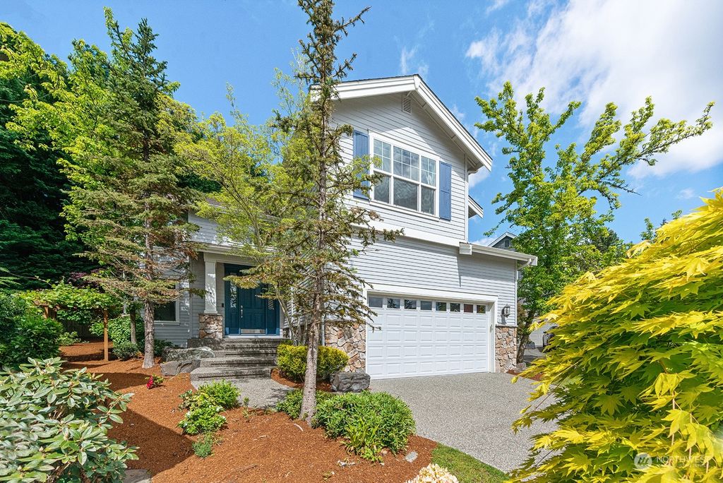 Photo of 17032 NE 114th Court, Redmond, WA 98052 (MLS # 2220998)