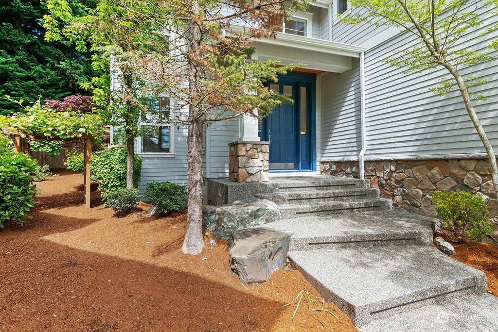 Photo of 17032 NE 114th Court, Redmond, WA 98052 (MLS # 2220998)