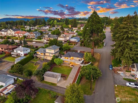 Photo of 811 Grant Avenue S, Renton, WA 98057 (MLS # 2541938)