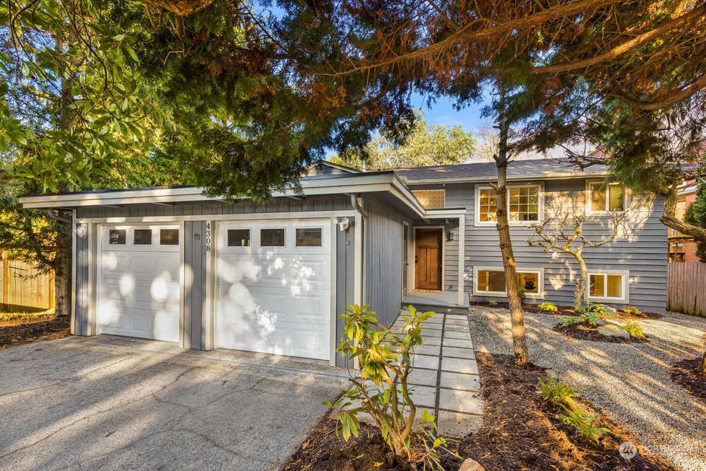 Photo of 4308 SW 100th Street, Seattle, WA 98146 (MLS # 2315718)