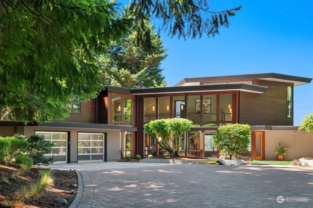 Photo of 1811 E Lake Sammamish Parkway SE, Sammamish, WA 98075 (MLS # 2139918)