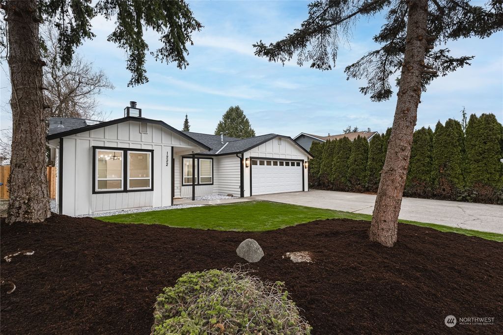 Photo of 1222 S 236th Place, Des Moines, WA 98198 (MLS # 2322746)