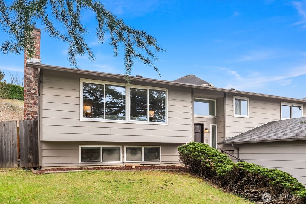 Photo of 3520 Morris Avenue S, Renton, WA 98055 (MLS # 2341579)