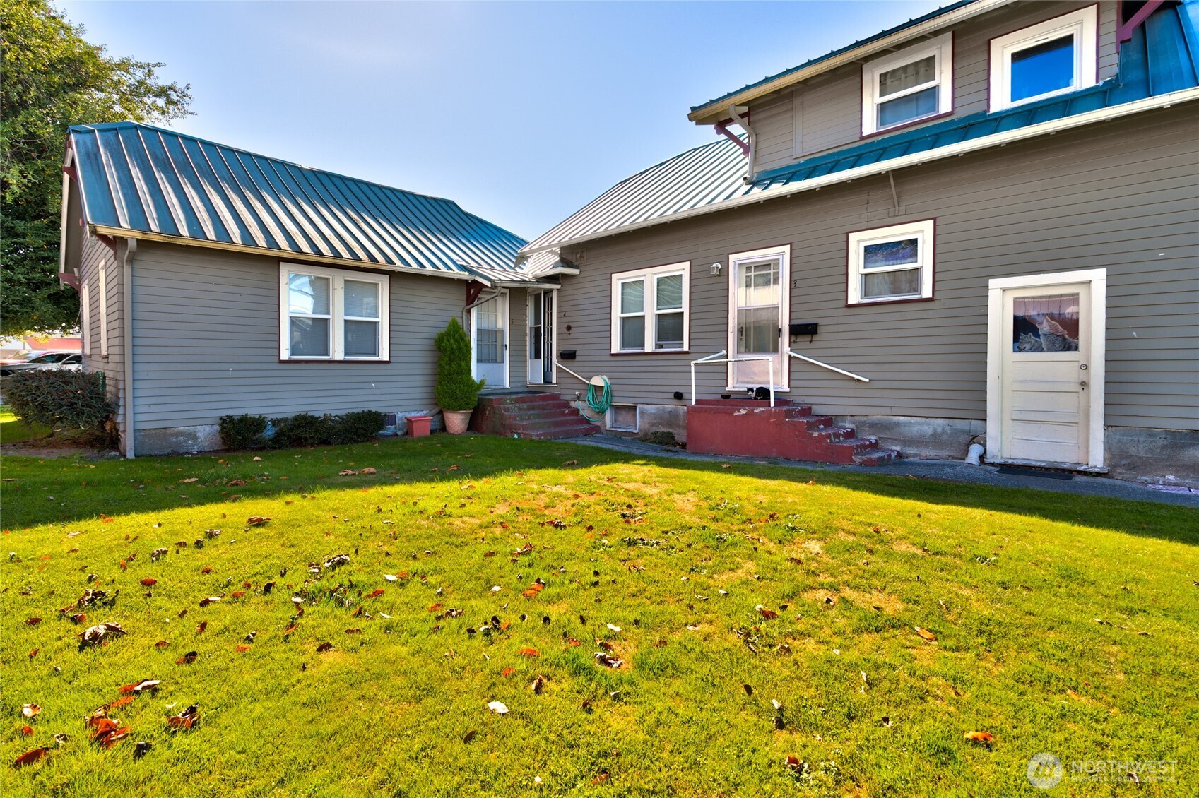 118 E Victoria Avenue