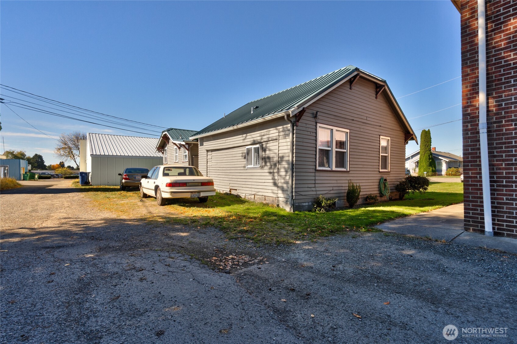 118 E Victoria Avenue
