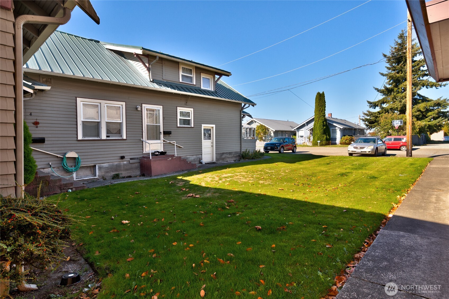 118 E Victoria Avenue