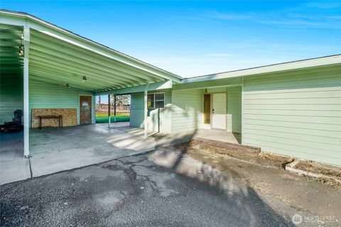 Photo of 141 Carswell Dr, Moses Lake, WA 98837 (MLS # 2454900)