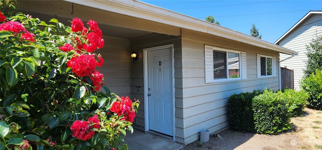 Photo of 12416 SE 272nd Place #D, Kent, WA 98030 (MLS # 2271154)