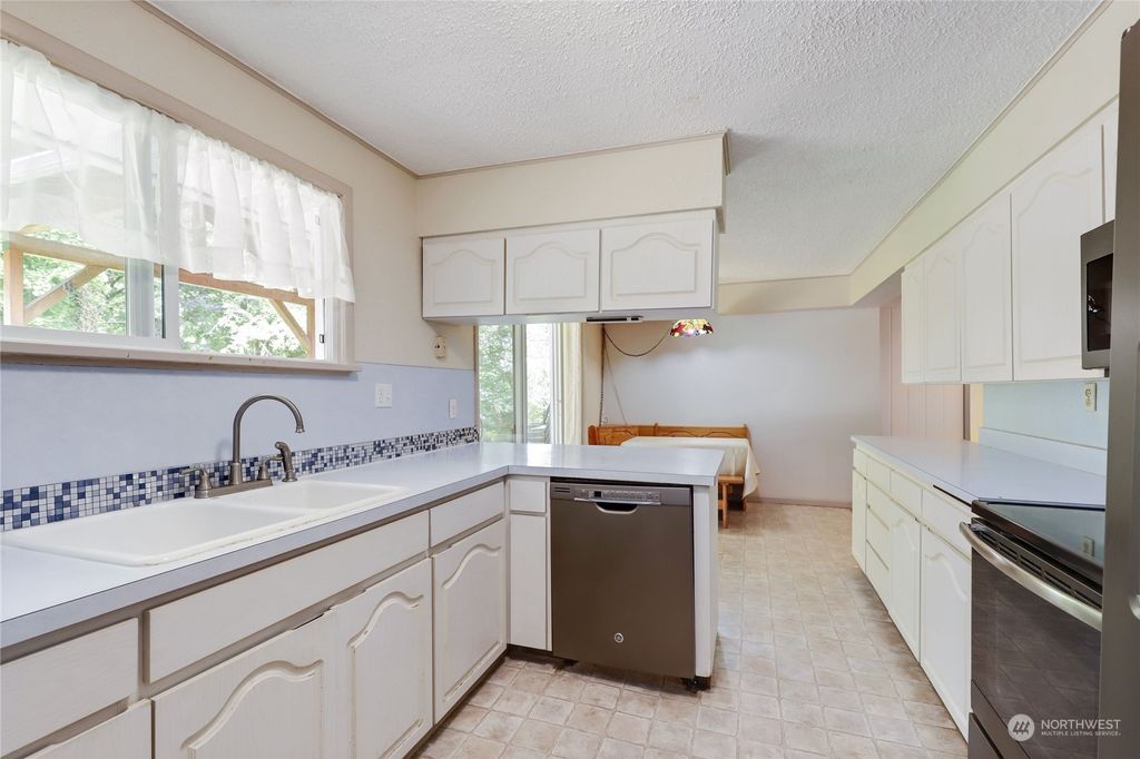 listing image 9361117856921078103