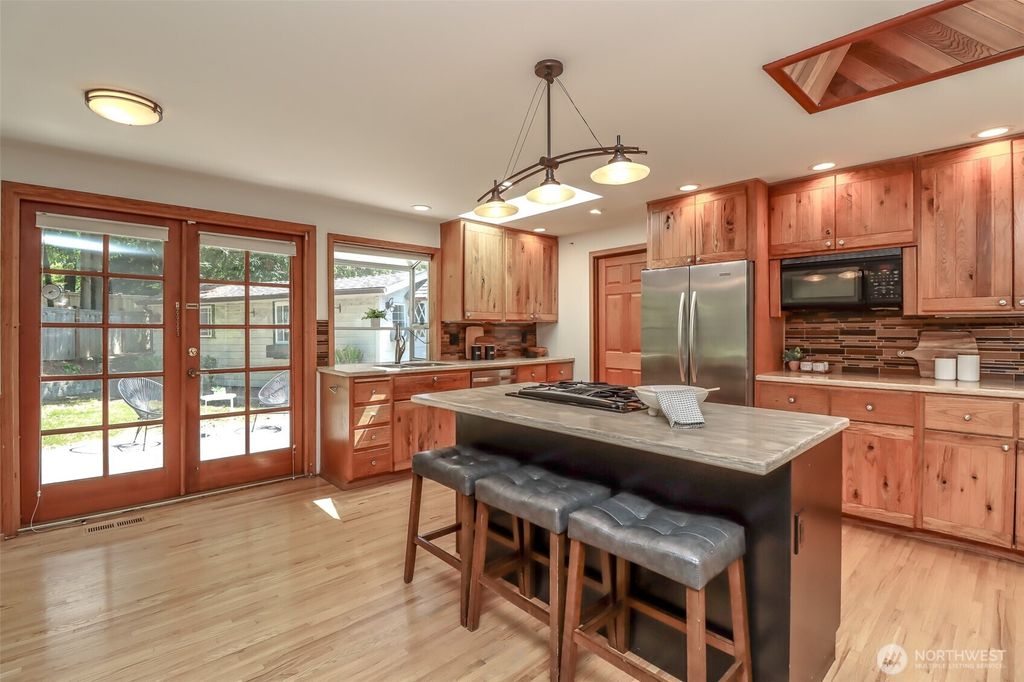 Photo of 16220 SE 31st Street, Bellevue, WA 98008 (MLS # 2390553)