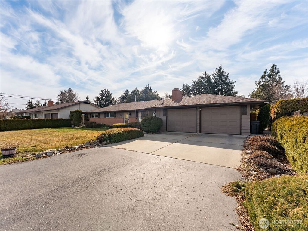 Photo of 1715 Harris Court, Wenatchee, WA 98801 (MLS # 2483930)