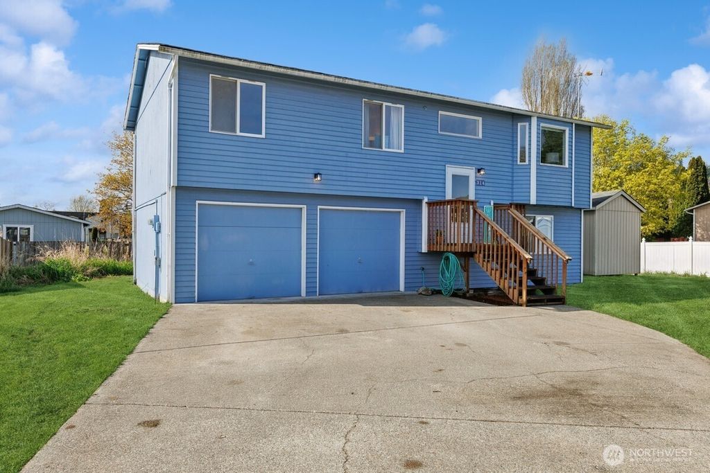 Photo of 314 Broadway Boulevard, Algona, WA 98001 (MLS # 2352242)