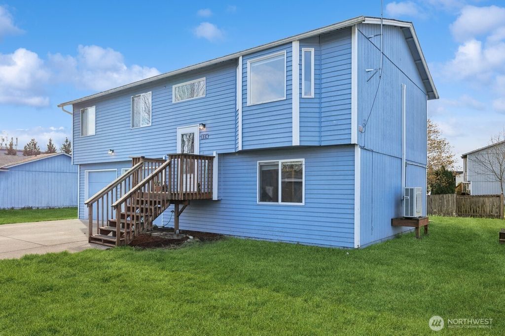Photo of 314 Broadway Boulevard, Algona, WA 98001 (MLS # 2352242)