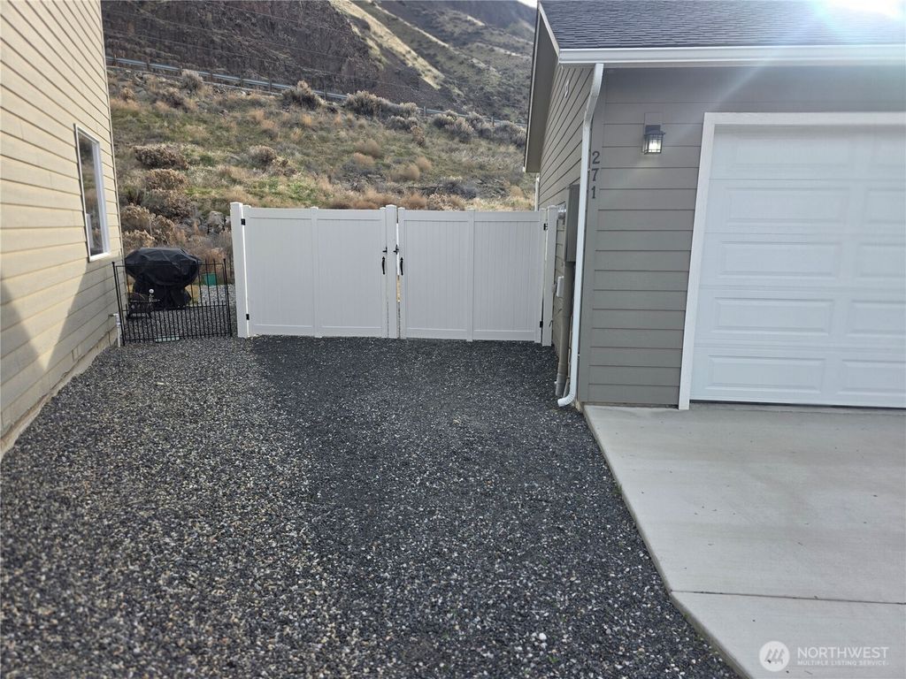 Photo of 271 George Loop Loop, Rock Island, WA 98850 (MLS # 2487479)