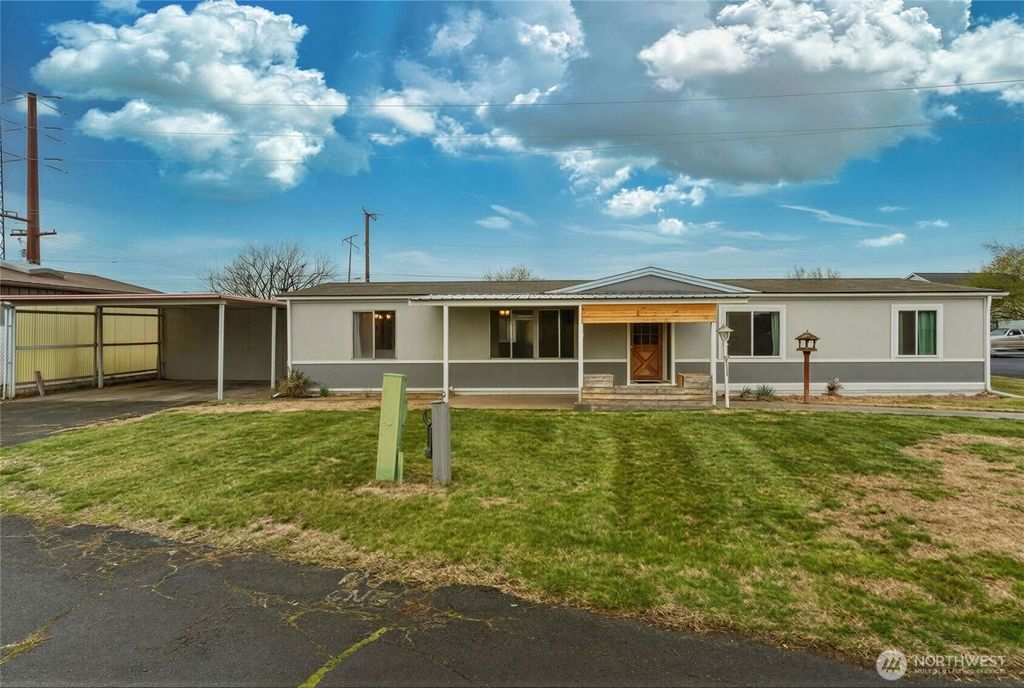 Photo of 806 SE Mockingbird Drive, College Place, WA 99324 (MLS # 2492350)