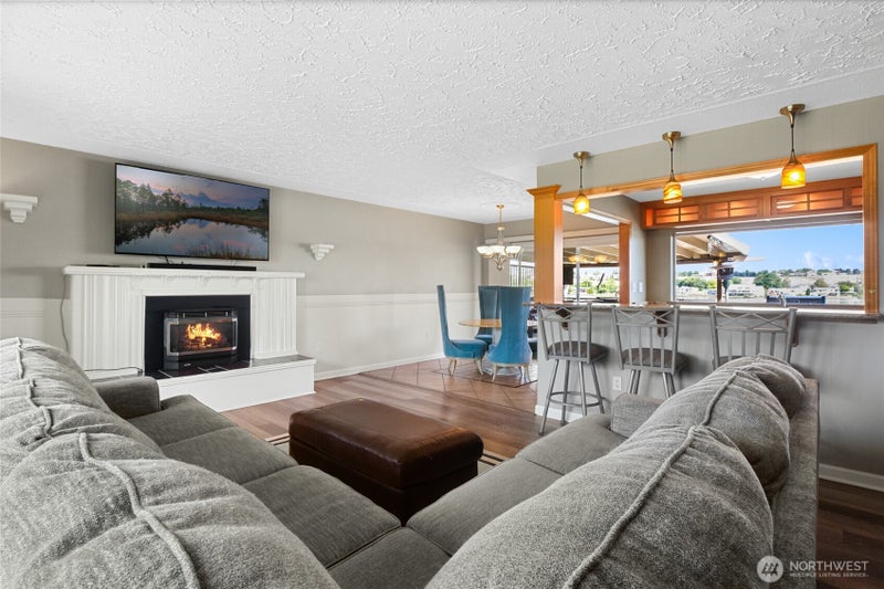 1345 W Lakeside Drive