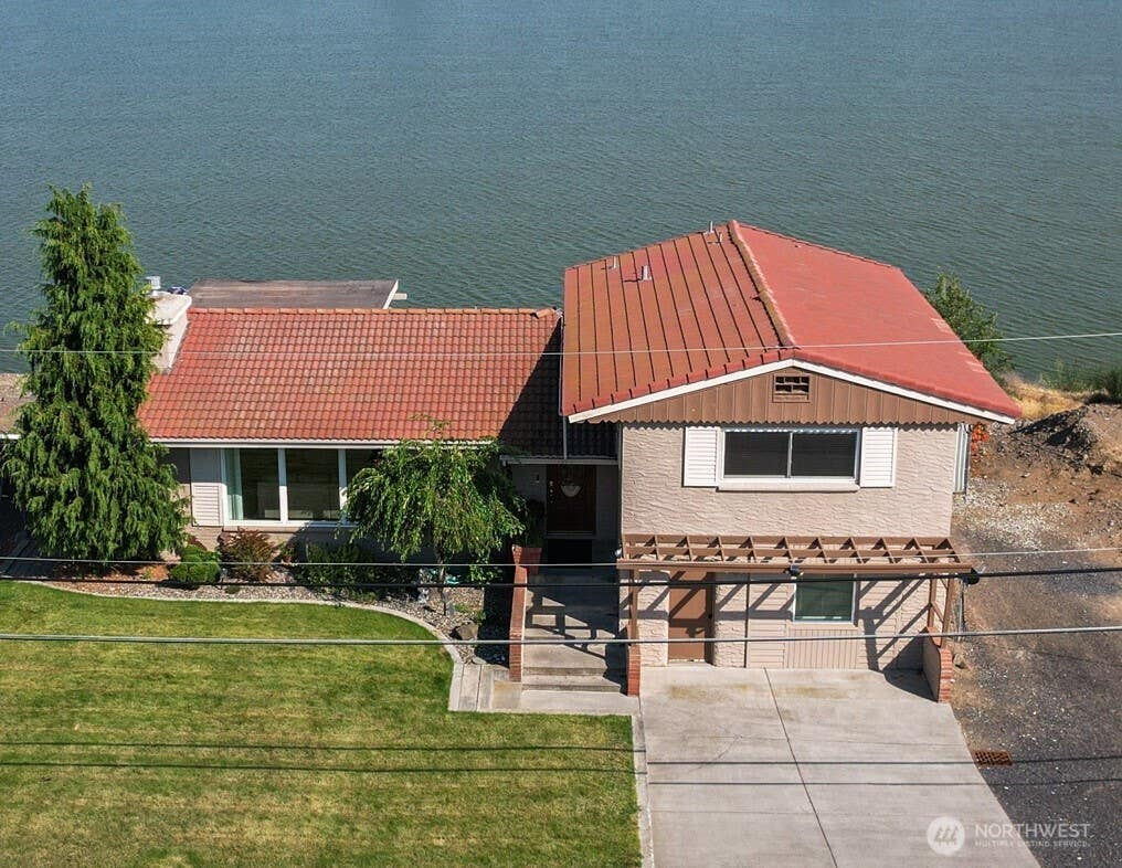 Photo of 1345 W Lakeside Drive, Moses Lake, WA 98837 (MLS # 2573308)