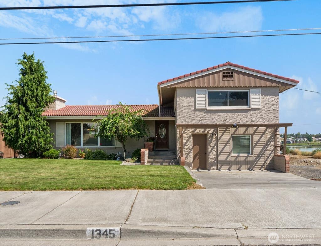 Photo of 1345 W Lakeside Drive, Moses Lake, WA 98837 (MLS # 2573308)