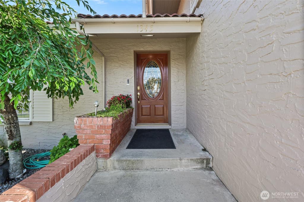 Photo of 1345 W Lakeside Drive, Moses Lake, WA 98837 (MLS # 2573308)