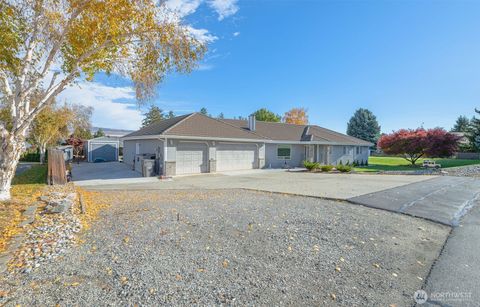 Photo of 613 Meadow Drive, Wenatchee, WA 98801 (MLS # 2455108)