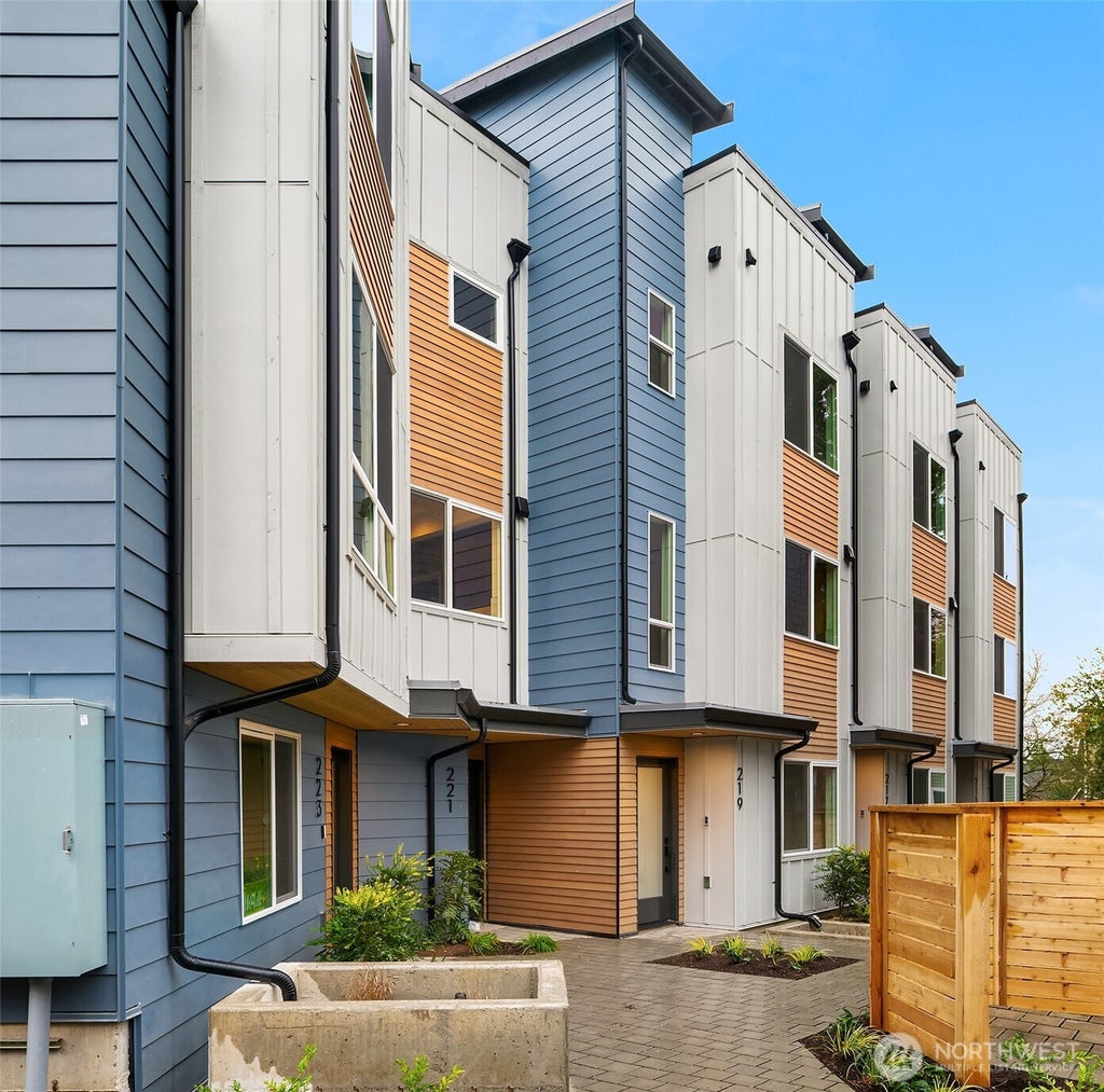 Photo of 223 NE 75th Street, Seattle, WA 98115 (MLS # 2549174)