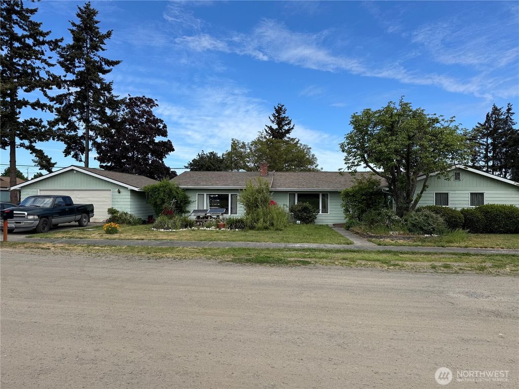 Photo of 402 W Maple ST, Sequim, WA 98382 (MLS # 2538256)