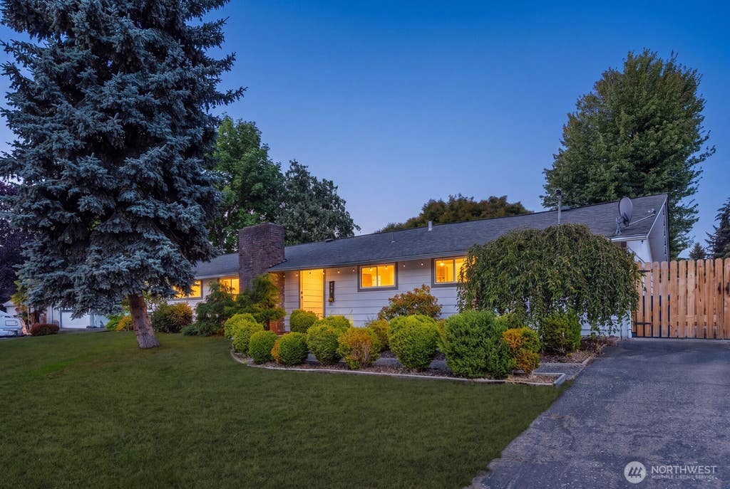 Photo of 606 Crest Avenue, Kent, WA 98030 (MLS # 2572044)