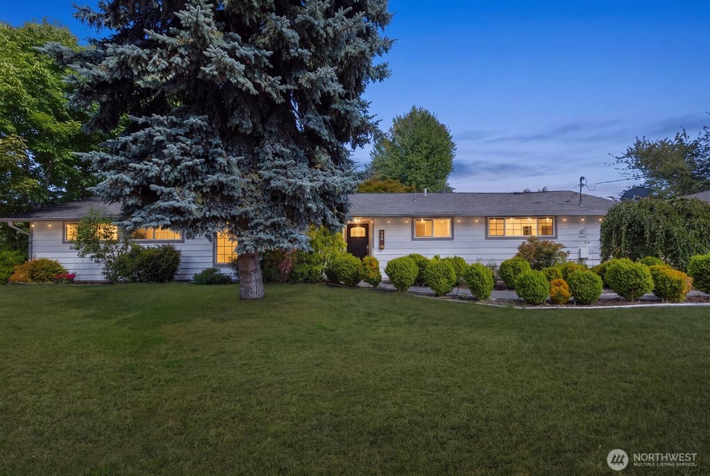 Photo of 606 Crest Avenue, Kent, WA 98030 (MLS # 2572044)