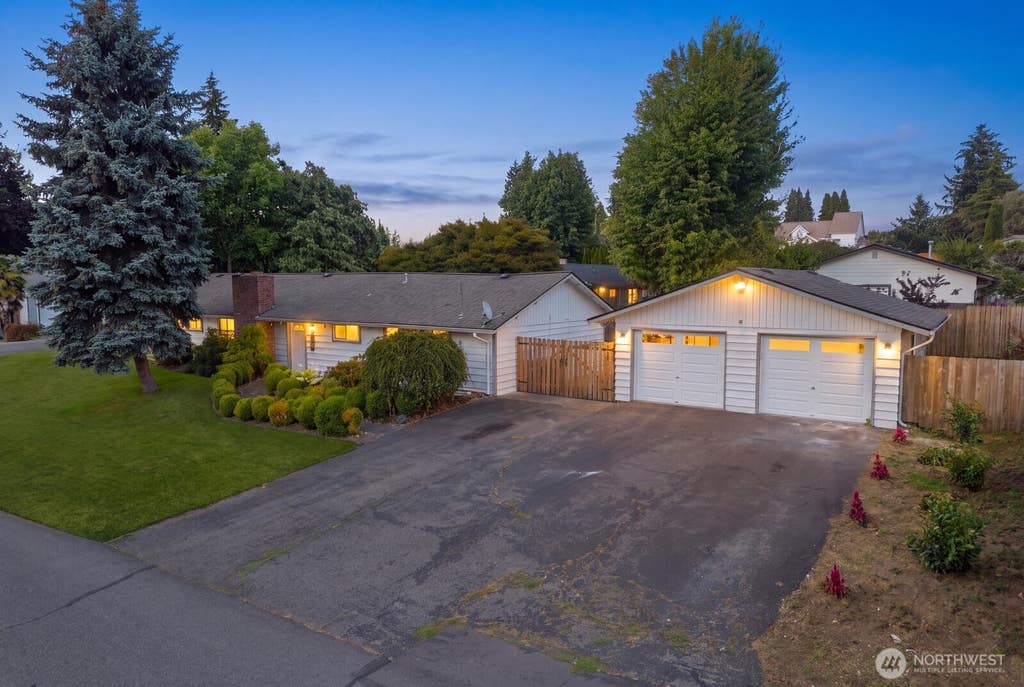Photo of 606 Crest Avenue, Kent, WA 98030 (MLS # 2572044)