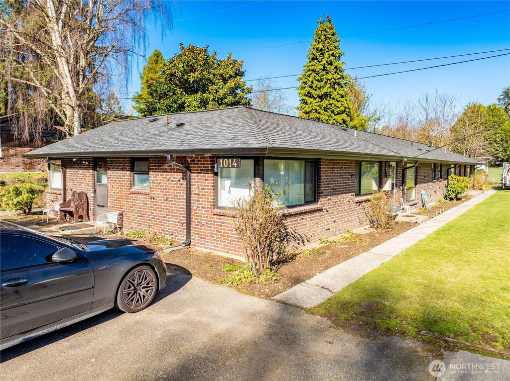 Photo of 1014 SW 154th Street, Burien, WA 98166 (MLS # 2378361)